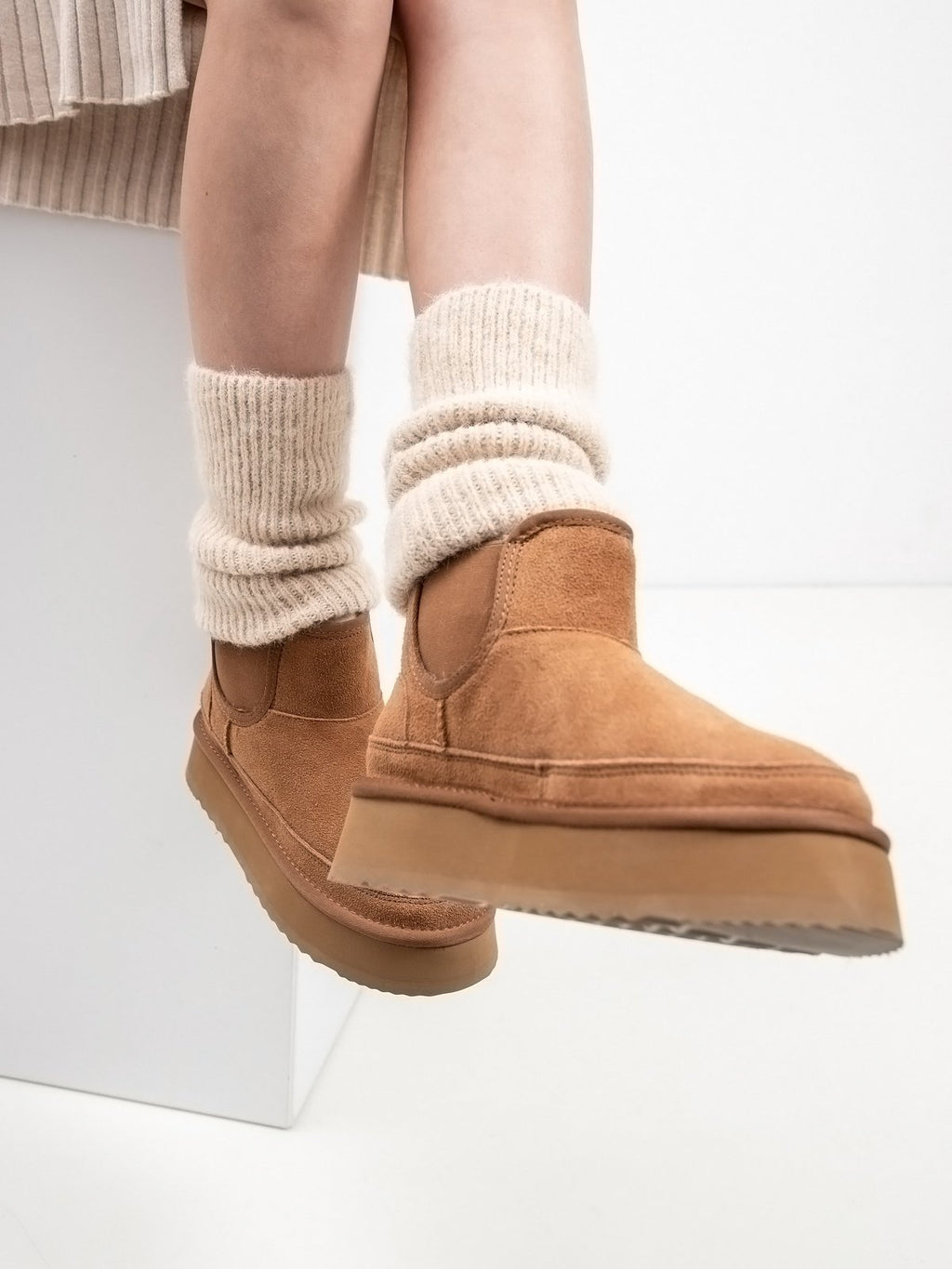 Women's leather boots with insulation